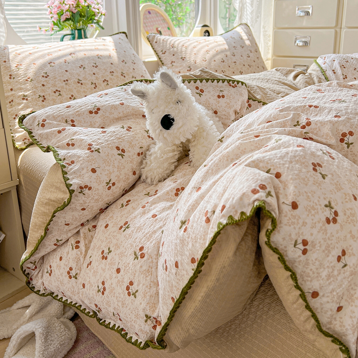 91家纺网 家纺一手货源 找家纺 恒尚居 2026新款泡芙纱四件套贝壳绣边床盖套件单被套床单床笠 【满地樱桃】贝壳边