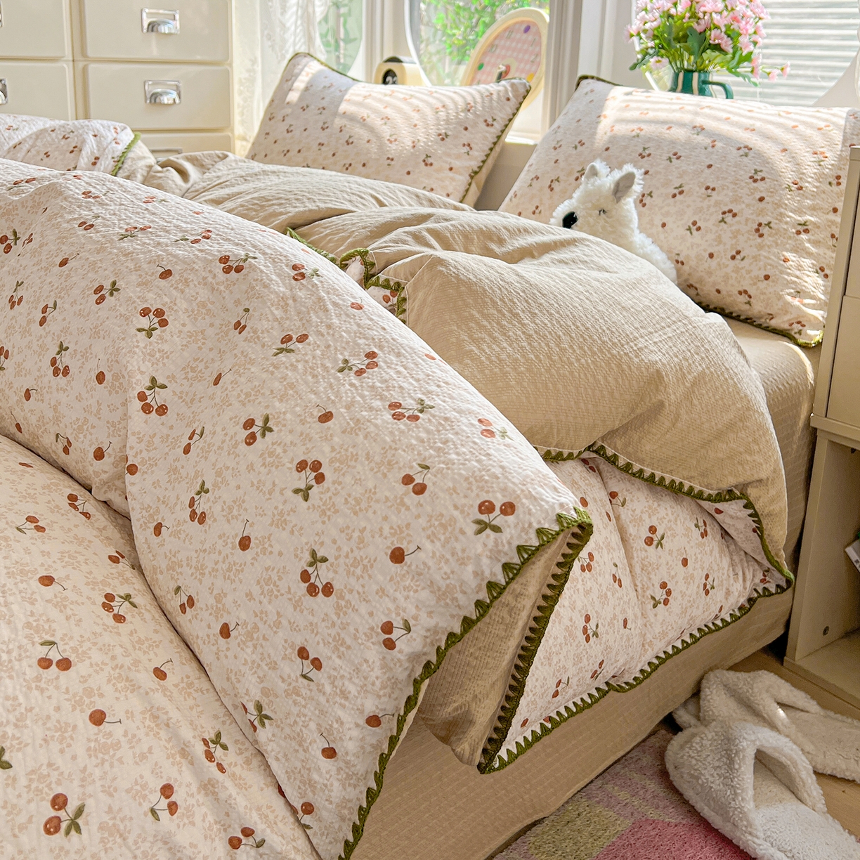 91家纺网 家纺一手货源 找家纺 恒尚居 2026新款泡芙纱四件套贝壳绣边床盖套件单被套床单床笠 【满地樱桃】贝壳边