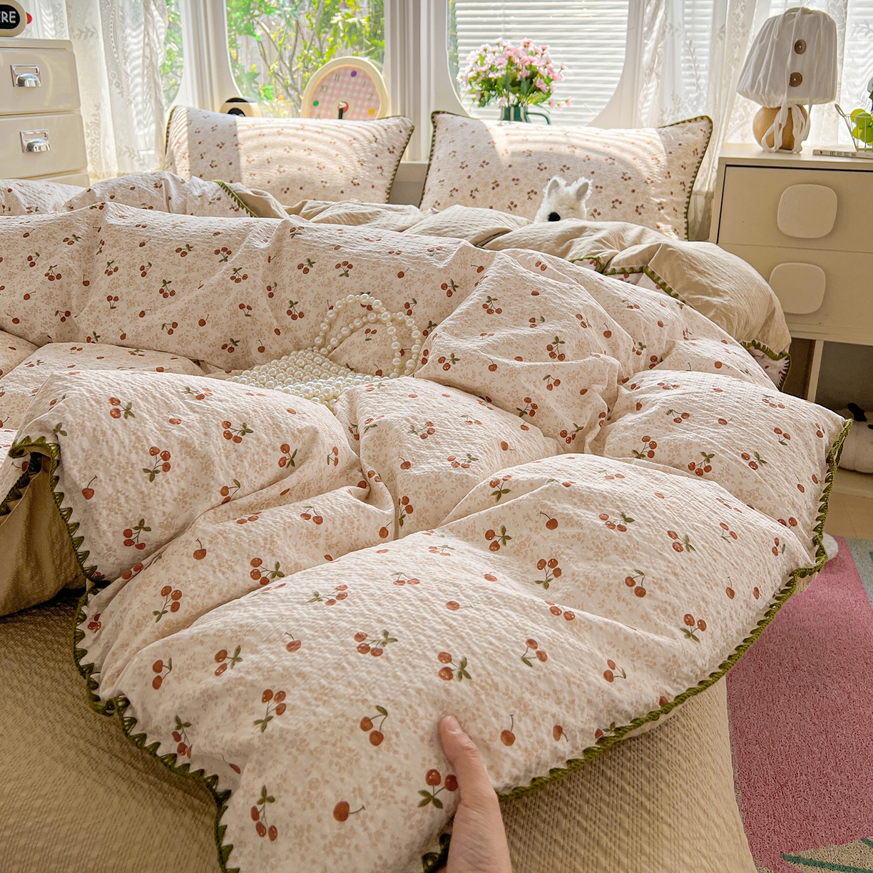 91家纺网 家纺一手货源 找家纺 恒尚居 2026新款泡芙纱四件套贝壳绣边床盖套件单被套床单床笠 【满地樱桃】贝壳边