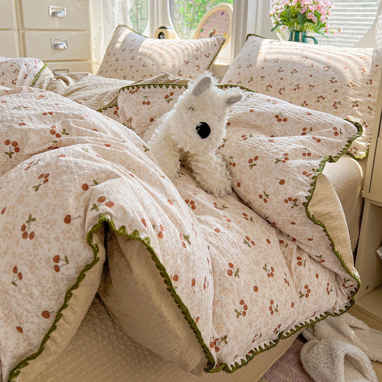 91家纺网 家纺一手货源 找家纺 恒尚居 2026新款泡芙纱四件套贝壳绣边床盖套件单被套床单床笠 【满地樱桃】贝壳边