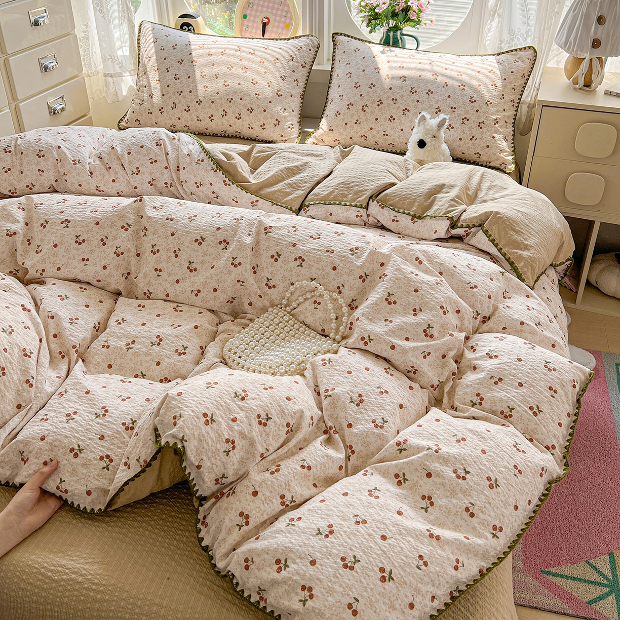 91家纺网 家纺一手货源 找家纺 恒尚居 2026新款泡芙纱四件套贝壳绣边床盖套件单被套床单床笠 【满地樱桃】贝壳边