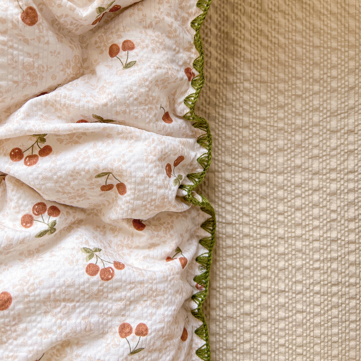 91家纺网 家纺一手货源 找家纺 恒尚居 2026新款泡芙纱四件套贝壳绣边床盖套件单被套床单床笠 【满地樱桃】贝壳边