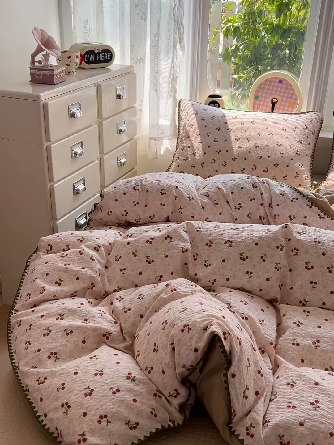 91家纺网 家纺一手货源 找家纺 恒尚居 2026新款泡芙纱四件套贝壳绣边床盖套件单被套床单床笠 【满地樱桃】贝壳边