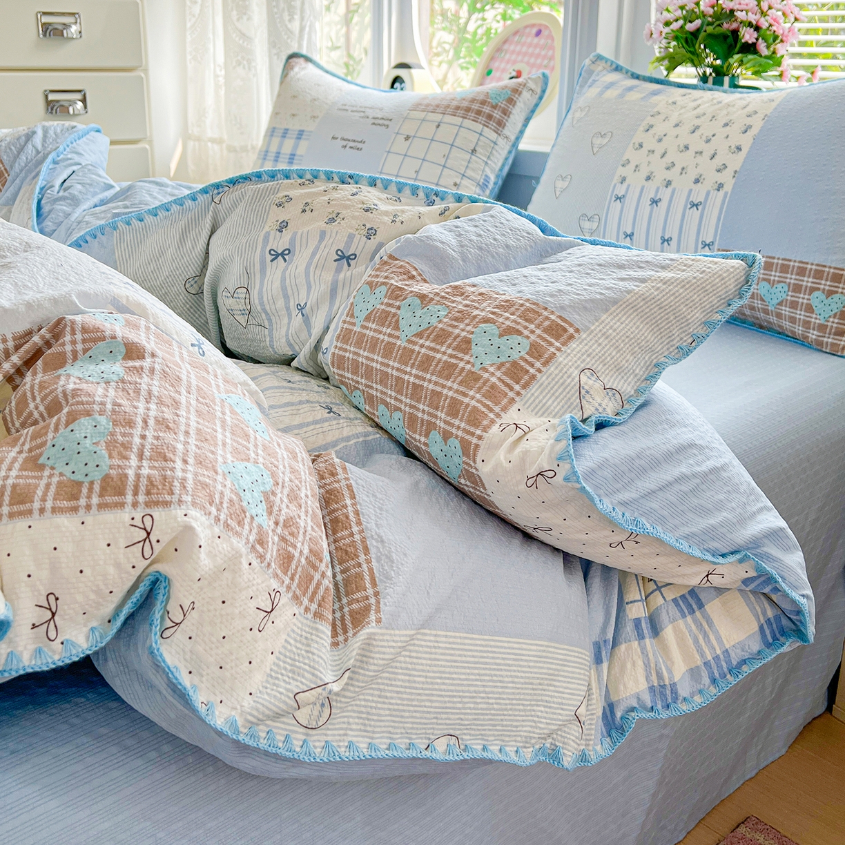 91家纺网 家纺一手货源 找家纺 恒尚居 2026新款泡芙纱四件套贝壳绣边床盖套件单被套床单床笠 【拼格奶蓝】贝壳边