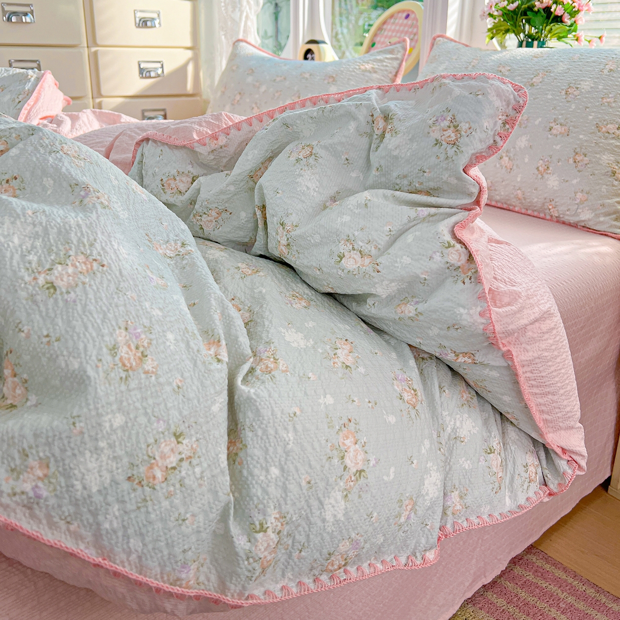 91家纺网 家纺一手货源 找家纺 恒尚居 2026新款泡芙纱四件套贝壳绣边床盖套件单被套床单床笠 【清新粉玫瑰】贝壳边