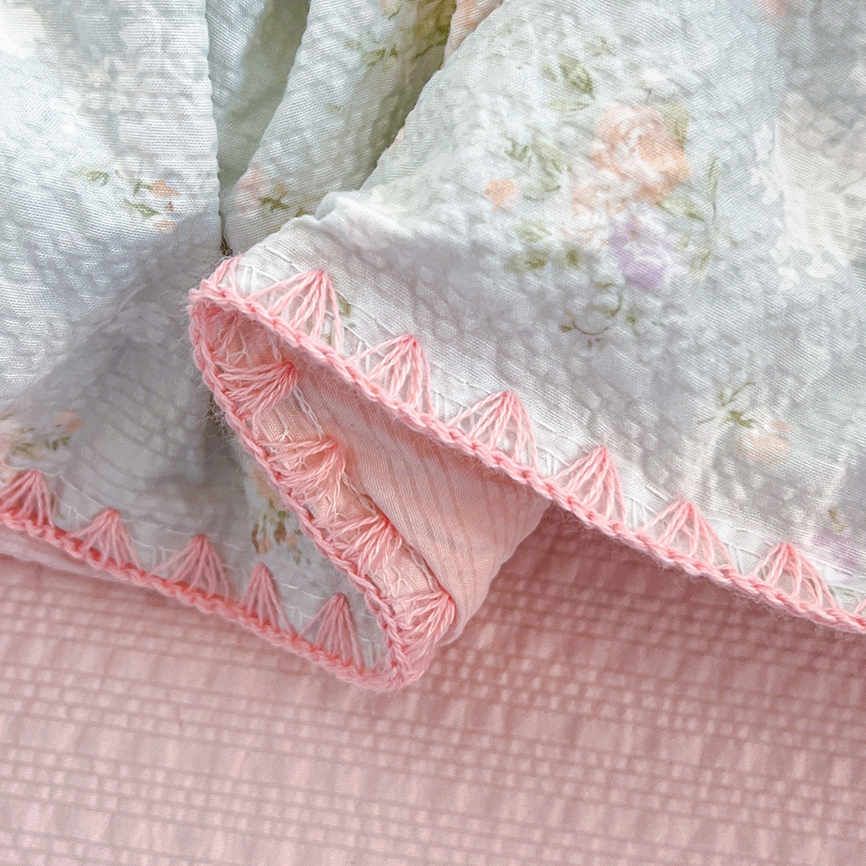 91家纺网 家纺一手货源 找家纺 恒尚居 2026新款泡芙纱四件套贝壳绣边床盖套件单被套床单床笠 【清新粉玫瑰】贝壳边