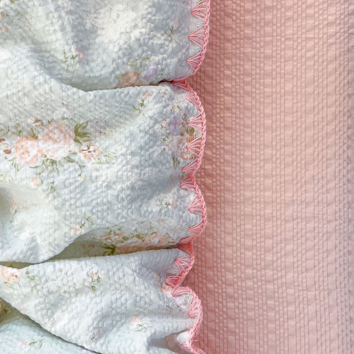 91家纺网 家纺一手货源 找家纺 恒尚居 2026新款泡芙纱四件套贝壳绣边床盖套件单被套床单床笠 【清新粉玫瑰】贝壳边