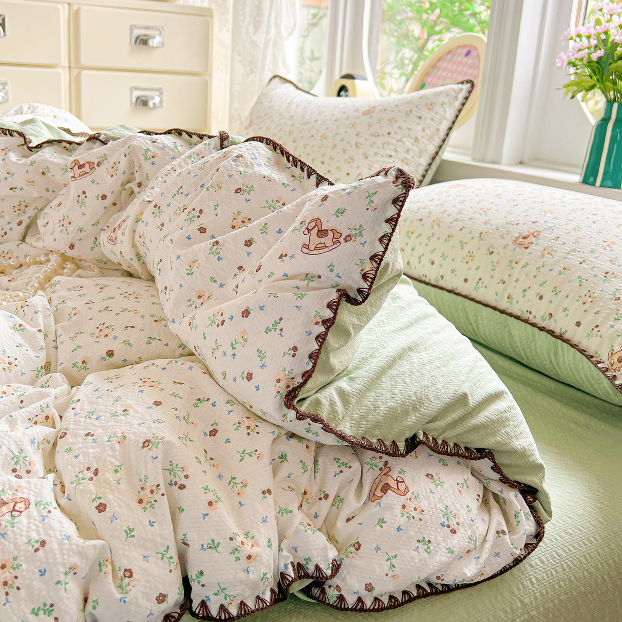 91家纺网 家纺一手货源 找家纺 恒尚居 2026新款泡芙纱四件套贝壳绣边床盖套件单被套床单床笠 【碎花摇摇马】贝壳边