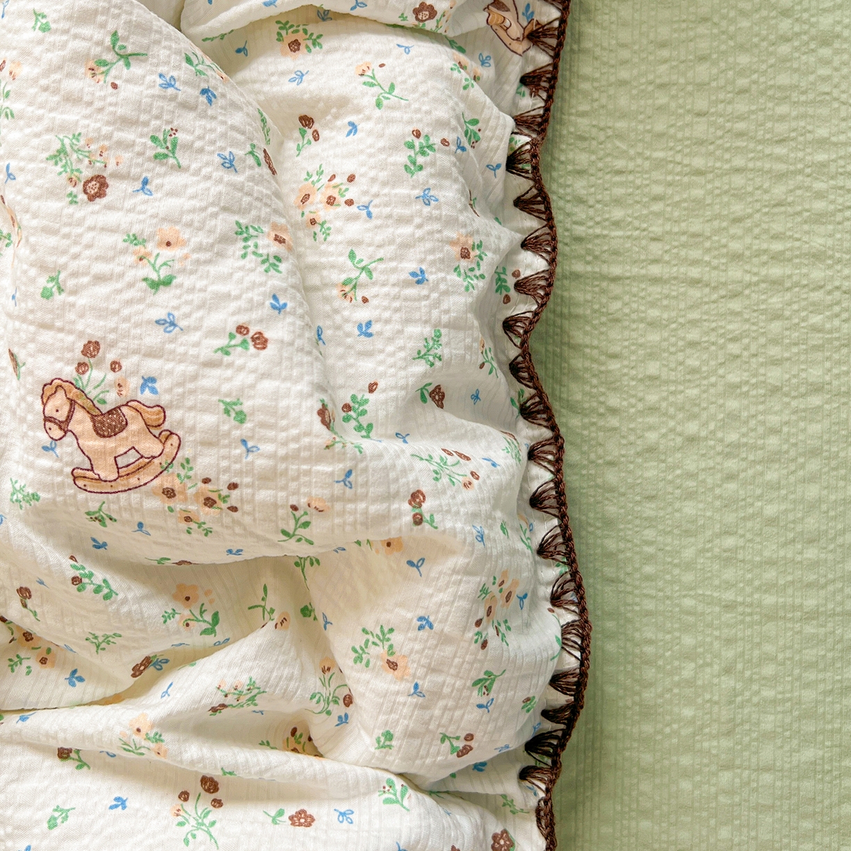 91家纺网 家纺一手货源 找家纺 恒尚居 2026新款泡芙纱四件套贝壳绣边床盖套件单被套床单床笠 【碎花摇摇马】贝壳边