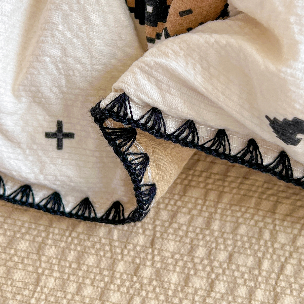 91家纺网 家纺一手货源 找家纺 恒尚居 2026新款泡芙纱四件套贝壳绣边床盖套件单被套床单床笠 【甜妹小猫】贝壳边