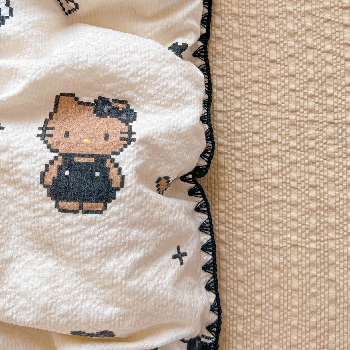 91家纺网 家纺一手货源 找家纺 恒尚居 2026新款泡芙纱四件套贝壳绣边床盖套件单被套床单床笠 【甜妹小猫】贝壳边