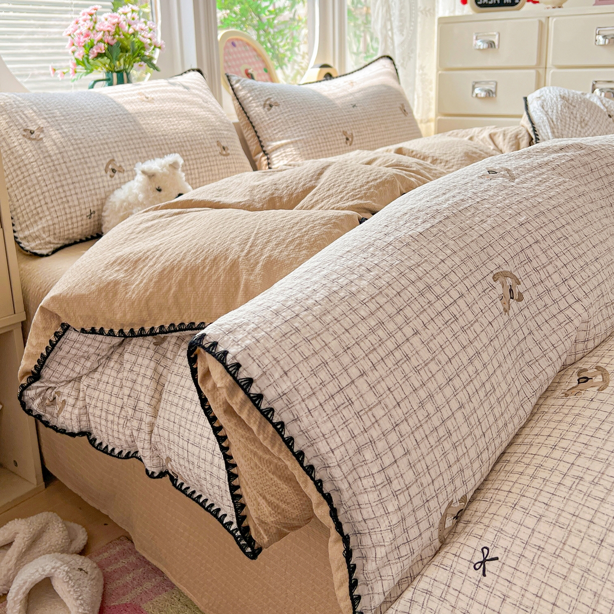 91家纺网 家纺一手货源 找家纺 恒尚居 2026新款泡芙纱四件套贝壳绣边床盖套件单被套床单床笠 【细格木马】贝壳边