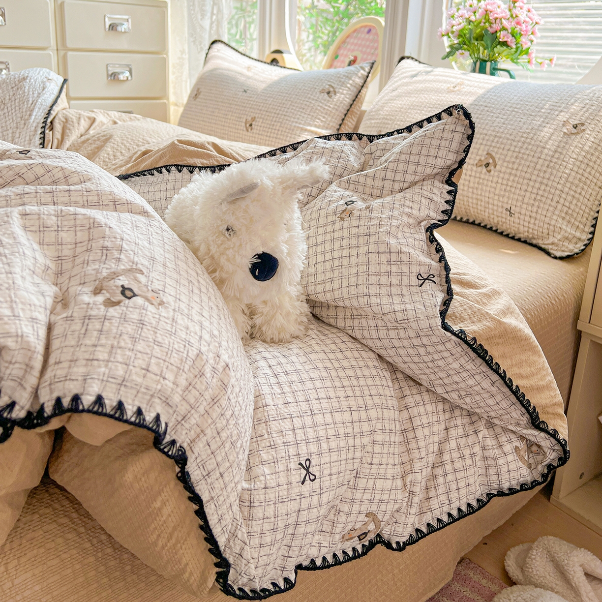 91家纺网 家纺一手货源 找家纺 恒尚居 2026新款泡芙纱四件套贝壳绣边床盖套件单被套床单床笠 【细格木马】贝壳边