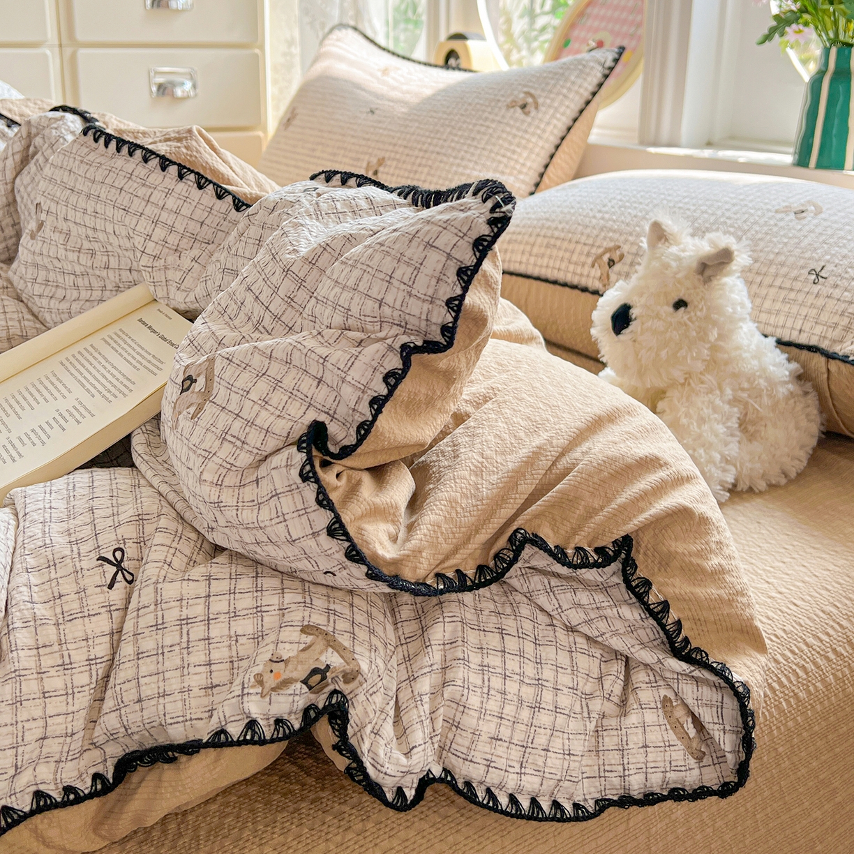 91家纺网 家纺一手货源 找家纺 恒尚居 2026新款泡芙纱四件套贝壳绣边床盖套件单被套床单床笠 【细格木马】贝壳边