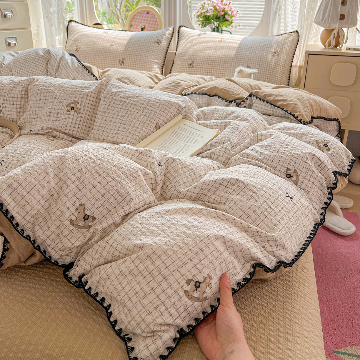 91家纺网 家纺一手货源 找家纺 恒尚居 2026新款泡芙纱四件套贝壳绣边床盖套件单被套床单床笠 【细格木马】贝壳边