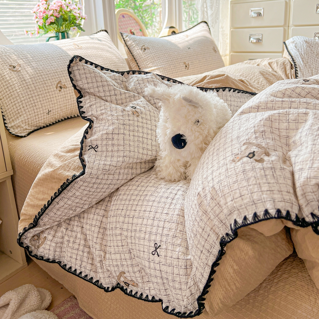 91家纺网 家纺一手货源 找家纺 恒尚居 2026新款泡芙纱四件套贝壳绣边床盖套件单被套床单床笠 【细格木马】贝壳边