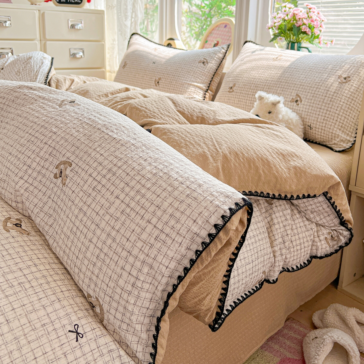 91家纺网 家纺一手货源 找家纺 恒尚居 2026新款泡芙纱四件套贝壳绣边床盖套件单被套床单床笠 【细格木马】贝壳边