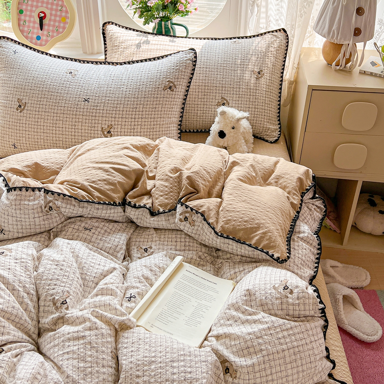 91家纺网 家纺一手货源 找家纺 恒尚居 2026新款泡芙纱四件套贝壳绣边床盖套件单被套床单床笠 【细格木马】贝壳边