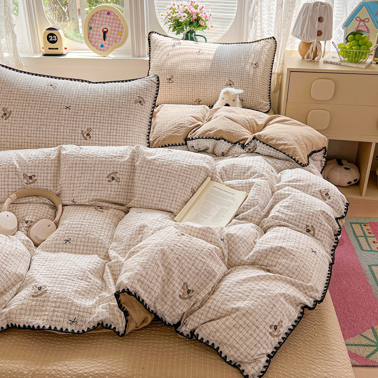 91家纺网 家纺一手货源 找家纺 恒尚居 2026新款泡芙纱四件套贝壳绣边床盖套件单被套床单床笠 【细格木马】贝壳边