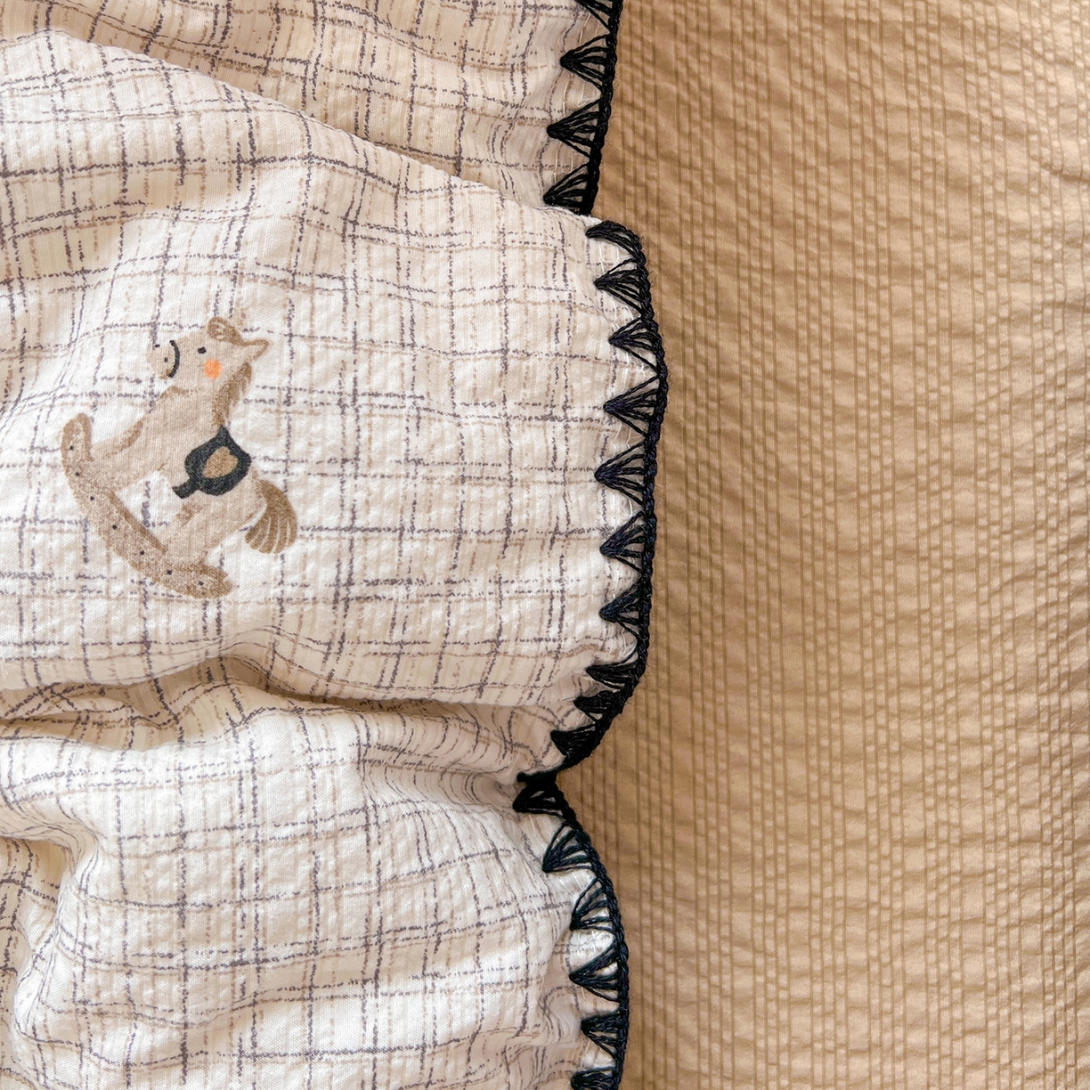 91家纺网 家纺一手货源 找家纺 恒尚居 2026新款泡芙纱四件套贝壳绣边床盖套件单被套床单床笠 【细格木马】贝壳边