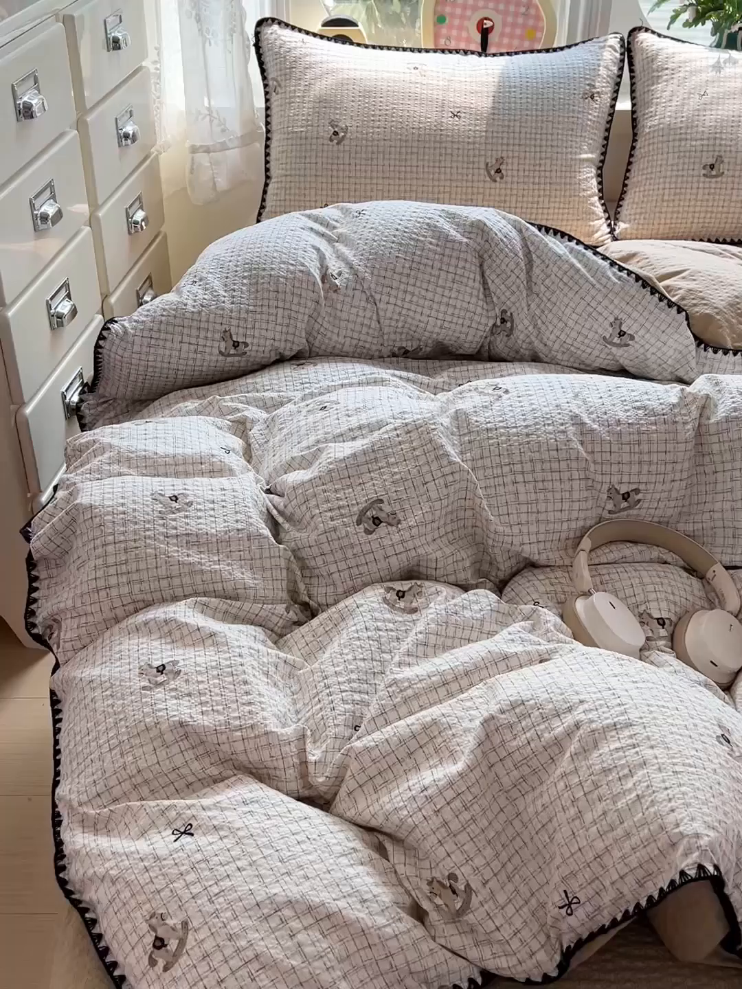 91家纺网 家纺一手货源 找家纺 恒尚居 2026新款泡芙纱四件套贝壳绣边床盖套件单被套床单床笠 【细格木马】贝壳边