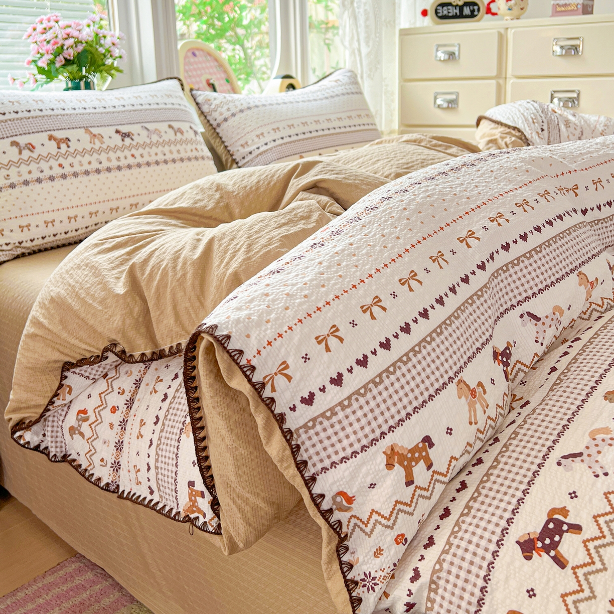 91家纺网 家纺一手货源 找家纺 恒尚居 2026新款泡芙纱四件套贝壳绣边床盖套件单被套床单床笠 【小马奔腾】贝壳边