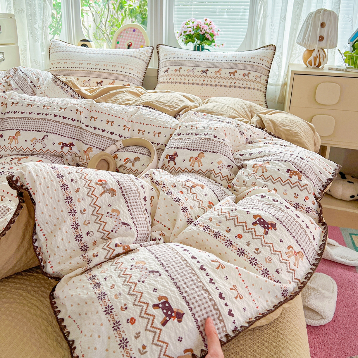 91家纺网 家纺一手货源 找家纺 恒尚居 2026新款泡芙纱四件套贝壳绣边床盖套件单被套床单床笠 【小马奔腾】贝壳边