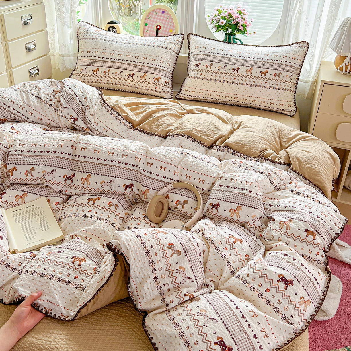 91家纺网 家纺一手货源 找家纺 恒尚居 2026新款泡芙纱四件套贝壳绣边床盖套件单被套床单床笠 【小马奔腾】贝壳边