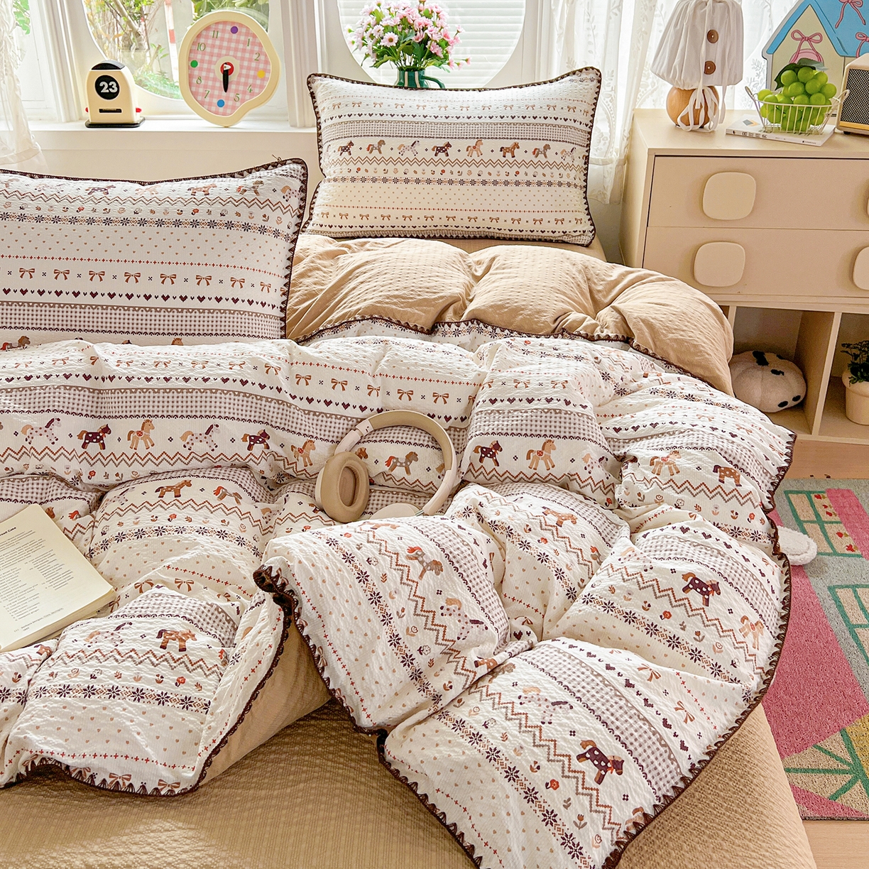 91家纺网 家纺一手货源 找家纺 恒尚居 2026新款泡芙纱四件套贝壳绣边床盖套件单被套床单床笠 【小马奔腾】贝壳边