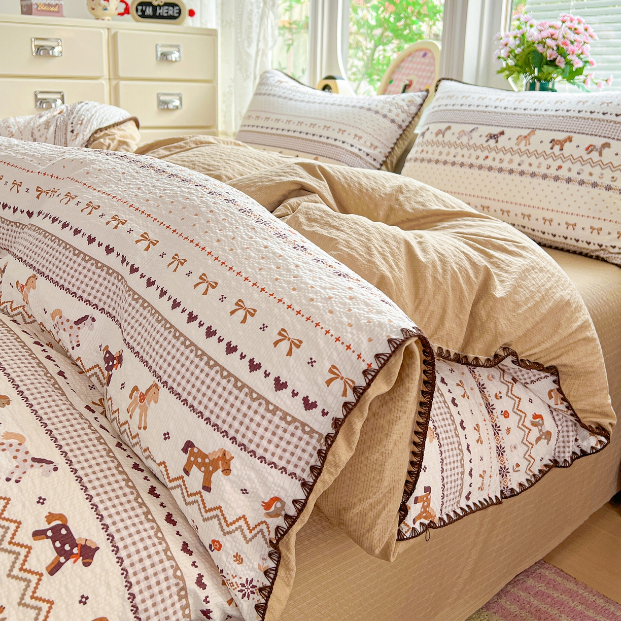 91家纺网 家纺一手货源 找家纺 恒尚居 2026新款泡芙纱四件套贝壳绣边床盖套件单被套床单床笠 【小马奔腾】贝壳边