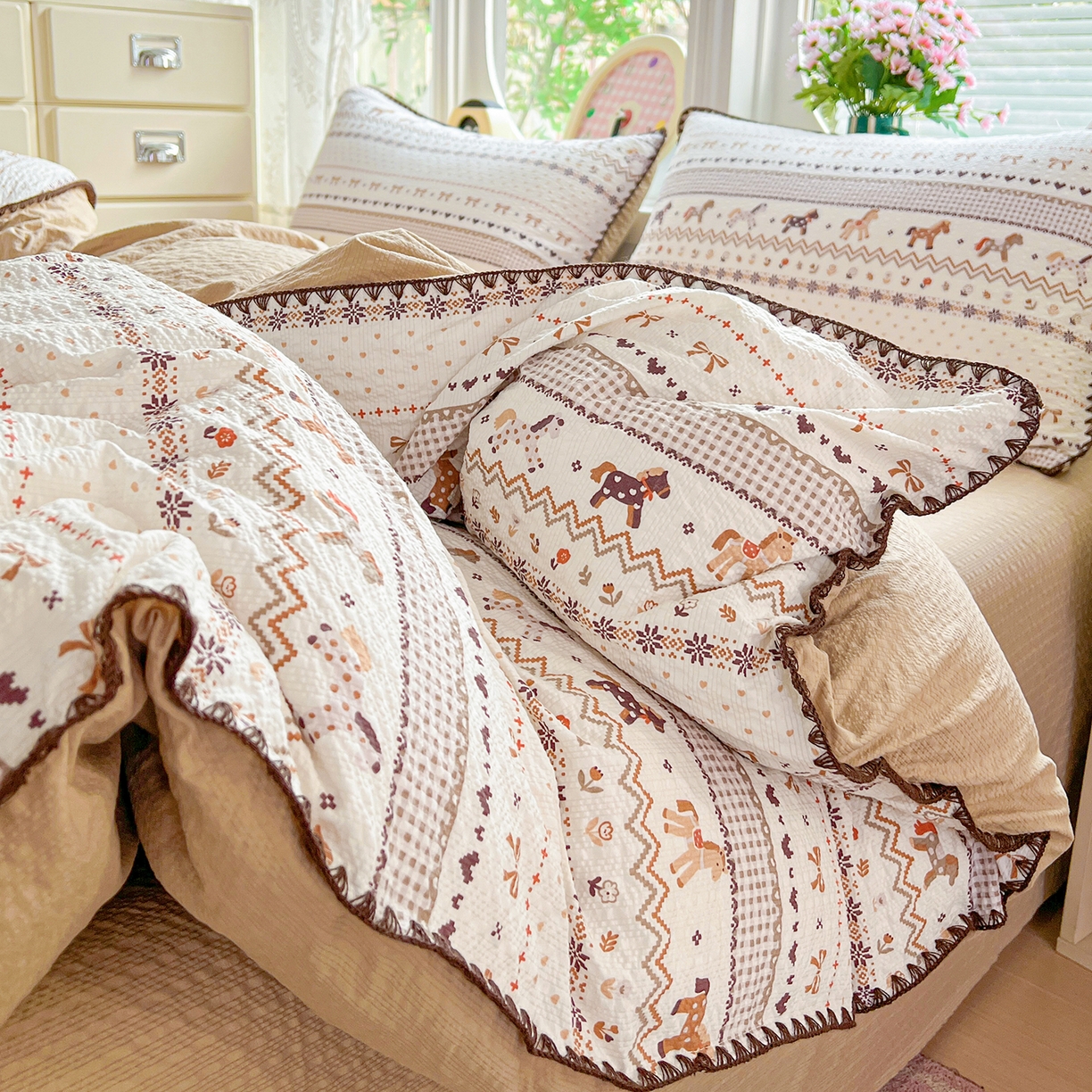 91家纺网 家纺一手货源 找家纺 恒尚居 2026新款泡芙纱四件套贝壳绣边床盖套件单被套床单床笠 【小马奔腾】贝壳边