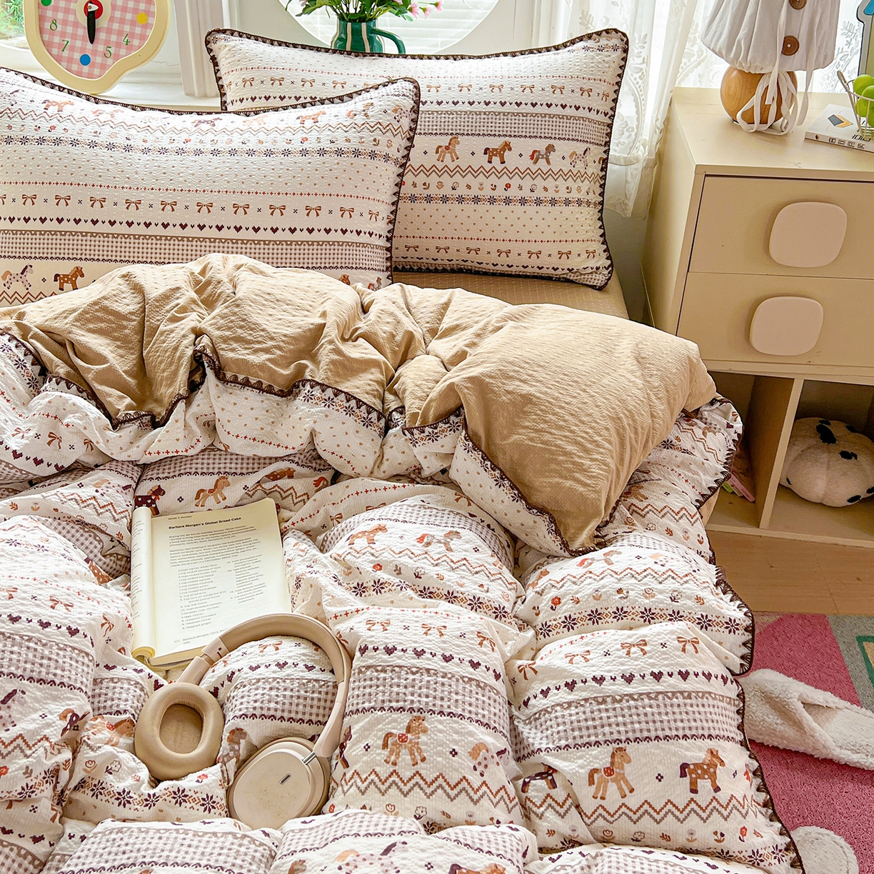 91家纺网 家纺一手货源 找家纺 恒尚居 2026新款泡芙纱四件套贝壳绣边床盖套件单被套床单床笠 【小马奔腾】贝壳边