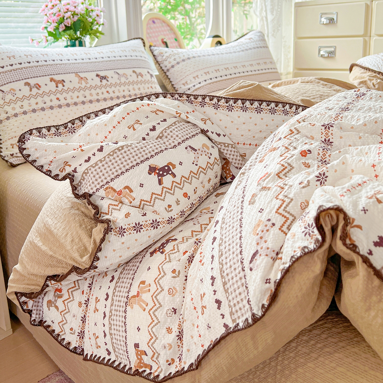 91家纺网 家纺一手货源 找家纺 恒尚居 2026新款泡芙纱四件套贝壳绣边床盖套件单被套床单床笠 【小马奔腾】贝壳边