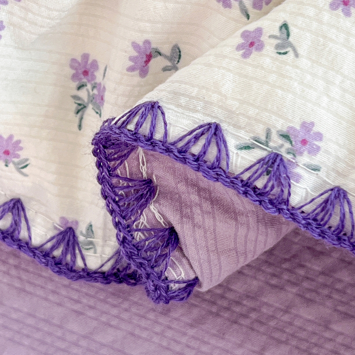 91家纺网 家纺一手货源 找家纺 恒尚居 2026新款泡芙纱四件套贝壳绣边床盖套件单被套床单床笠 【紫调小狗】贝壳边