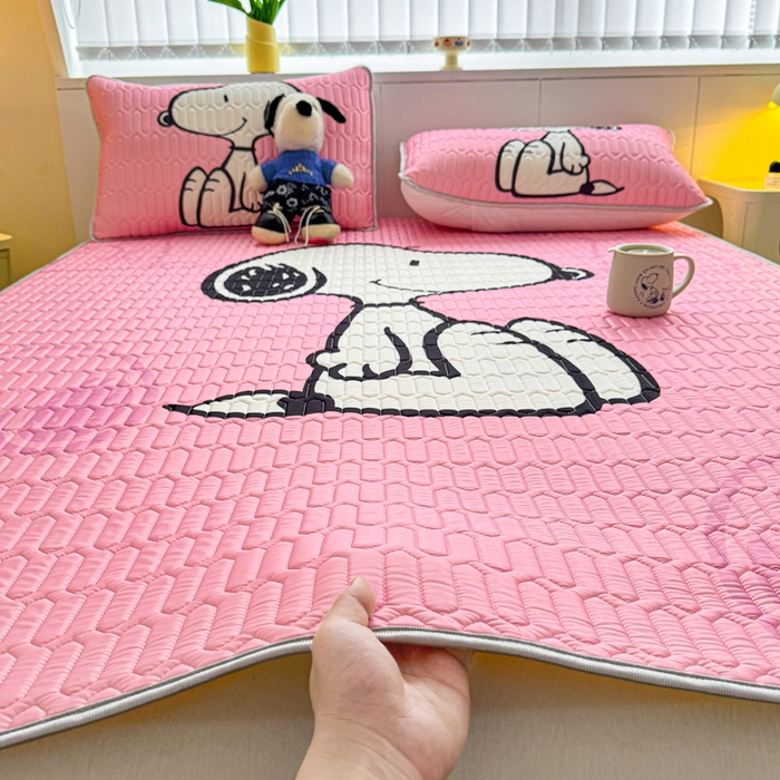 91家纺网 家纺一手货源 找家纺 梓之赫 2026新款史努比凉感丝乳胶凉席席子夏被夏凉被空调被 史努比樱花粉