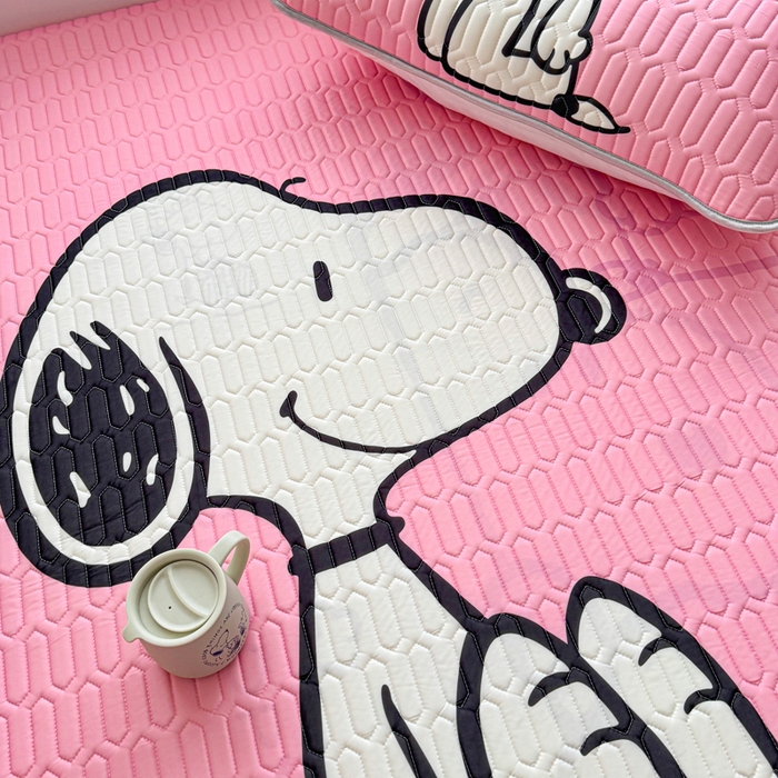 91家纺网 家纺一手货源 找家纺 梓之赫 2026新款史努比凉感丝乳胶凉席席子夏被夏凉被空调被 史努比樱花粉