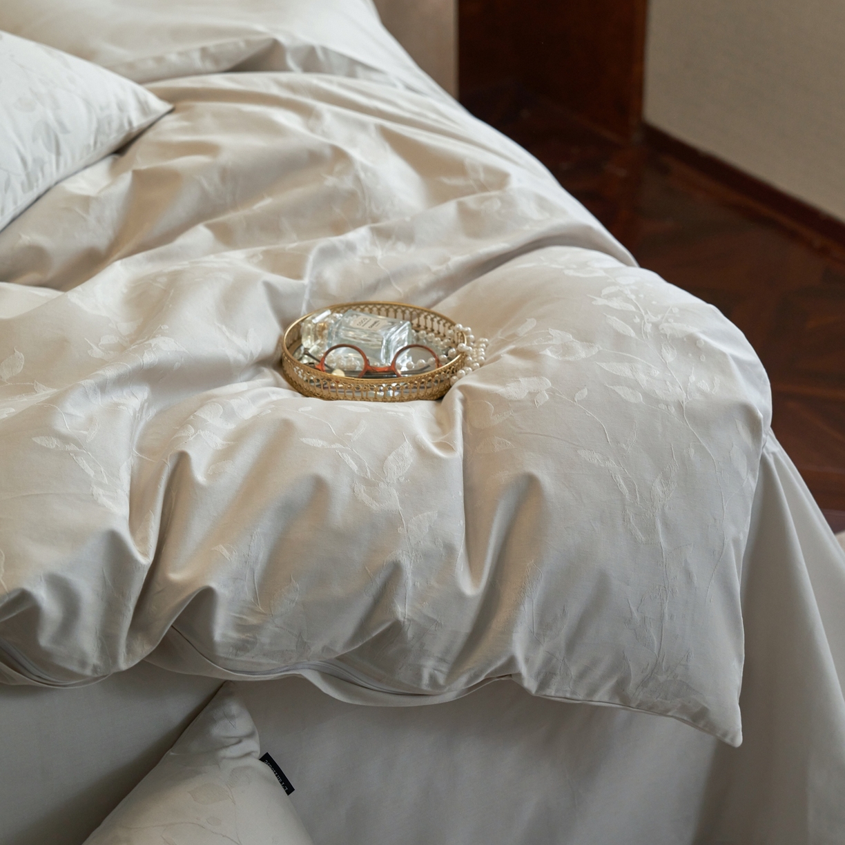 91家纺网 家纺一手货源 找家纺 亿梵家居 2026新款100支长绒棉纯棉厚织大提花四件套 安缦春也-浅杏