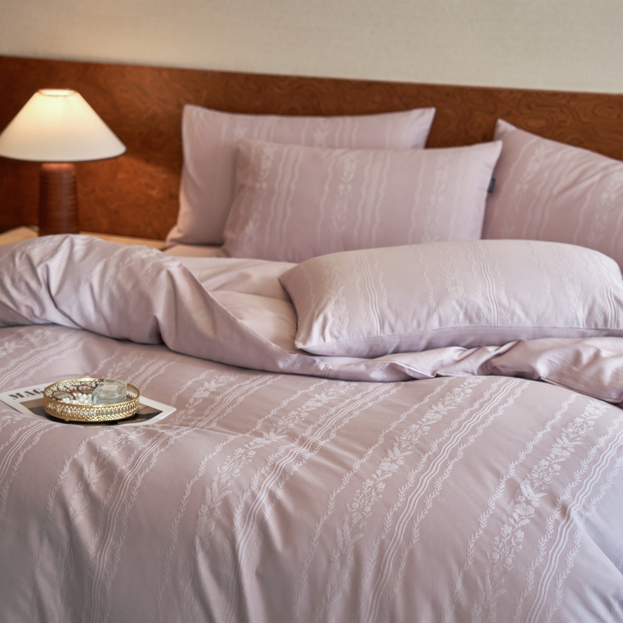 91家纺网 家纺一手货源 找家纺 亿梵家居 2026新款100支长绒棉纯棉厚织大提花四件套 秘境-淡云紫