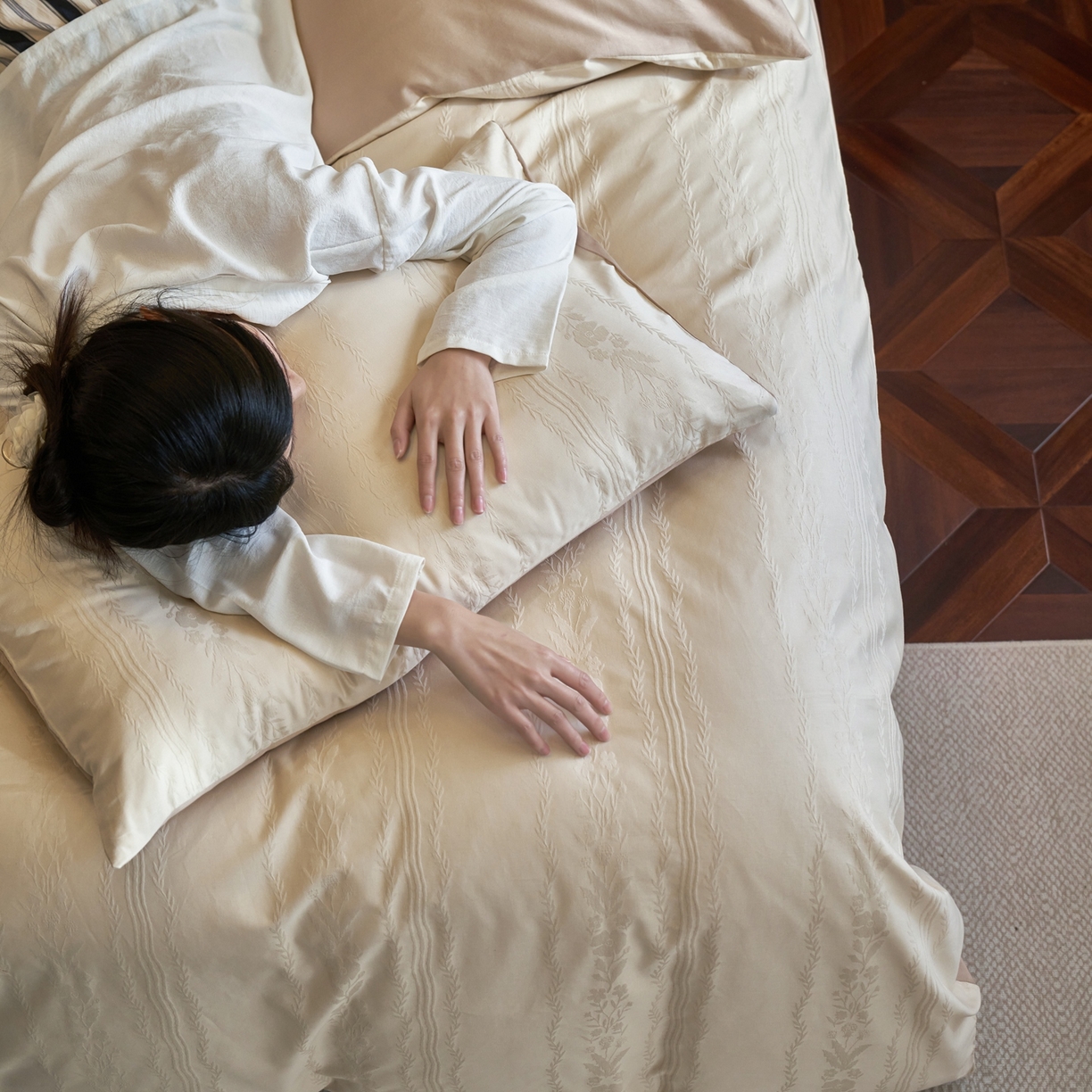 91家纺网 家纺一手货源 找家纺 亿梵家居 2026新款100支长绒棉纯棉厚织大提花四件套 秘境-浅奶咖