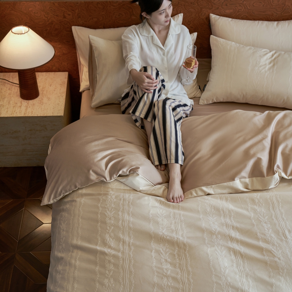 91家纺网 家纺一手货源 找家纺 亿梵家居 2026新款100支长绒棉纯棉厚织大提花四件套 秘境-浅奶咖