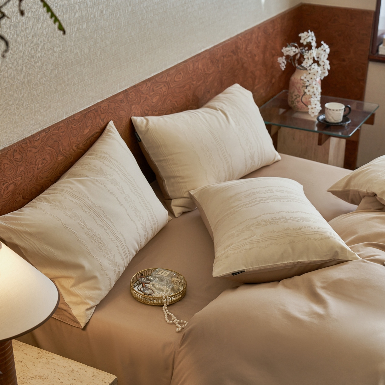 91家纺网 家纺一手货源 找家纺 亿梵家居 2026新款100支长绒棉纯棉厚织大提花四件套 秘境-浅奶咖