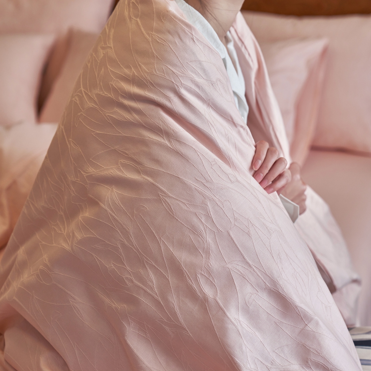 91家纺网 家纺一手货源 找家纺 亿梵家居 2026新款100支长绒棉纯棉厚织大提花四件套 芊芊花语-海棠粉