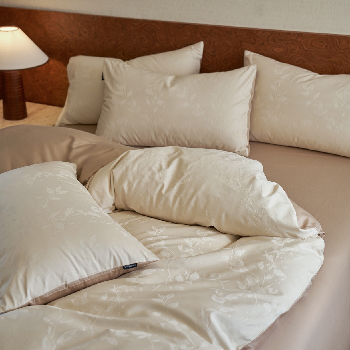 91家纺网 家纺一手货源 找家纺 亿梵家居 2026新款100支长绒棉纯棉厚织大提花四件套 安缦春也-浅奶咖