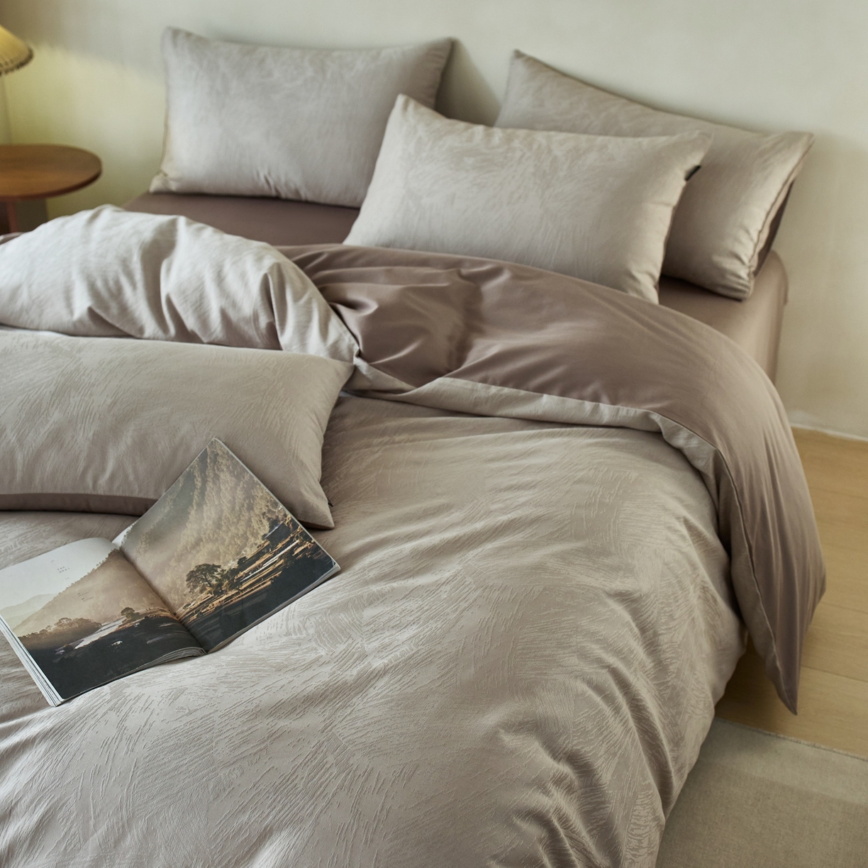 91家纺网 家纺一手货源 找家纺 亿梵家居 2026新款100支长绒棉纯棉厚织大提花四件套 西西里-奶茶