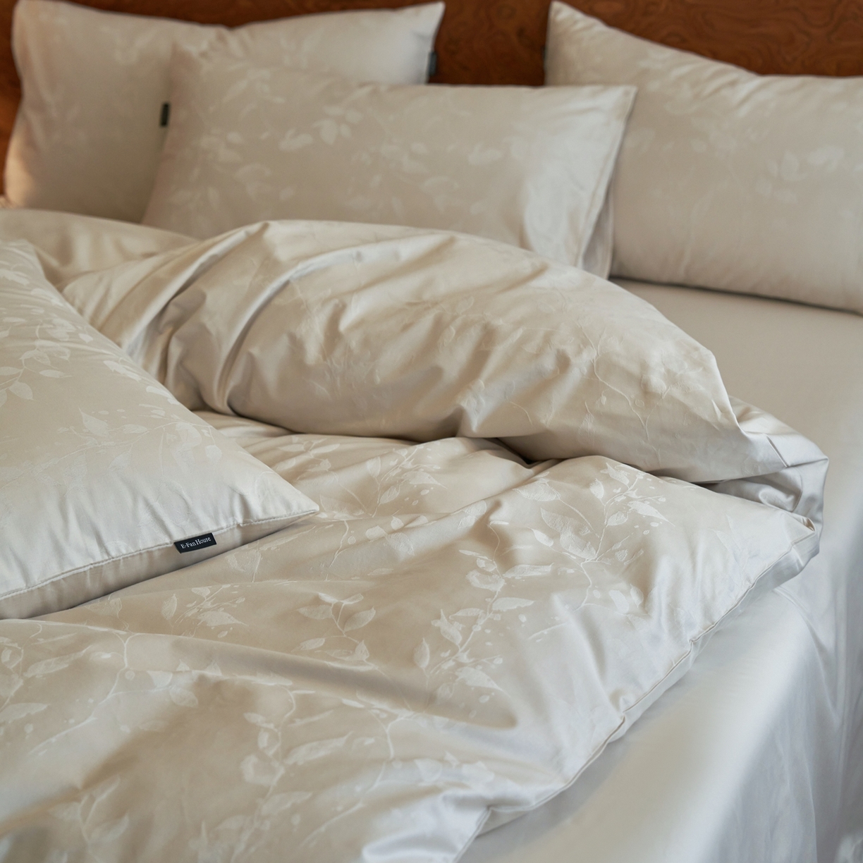 91家纺网 家纺一手货源 找家纺 亿梵家居 2026新款100支长绒棉纯棉厚织大提花四件套 安缦春也-浅杏