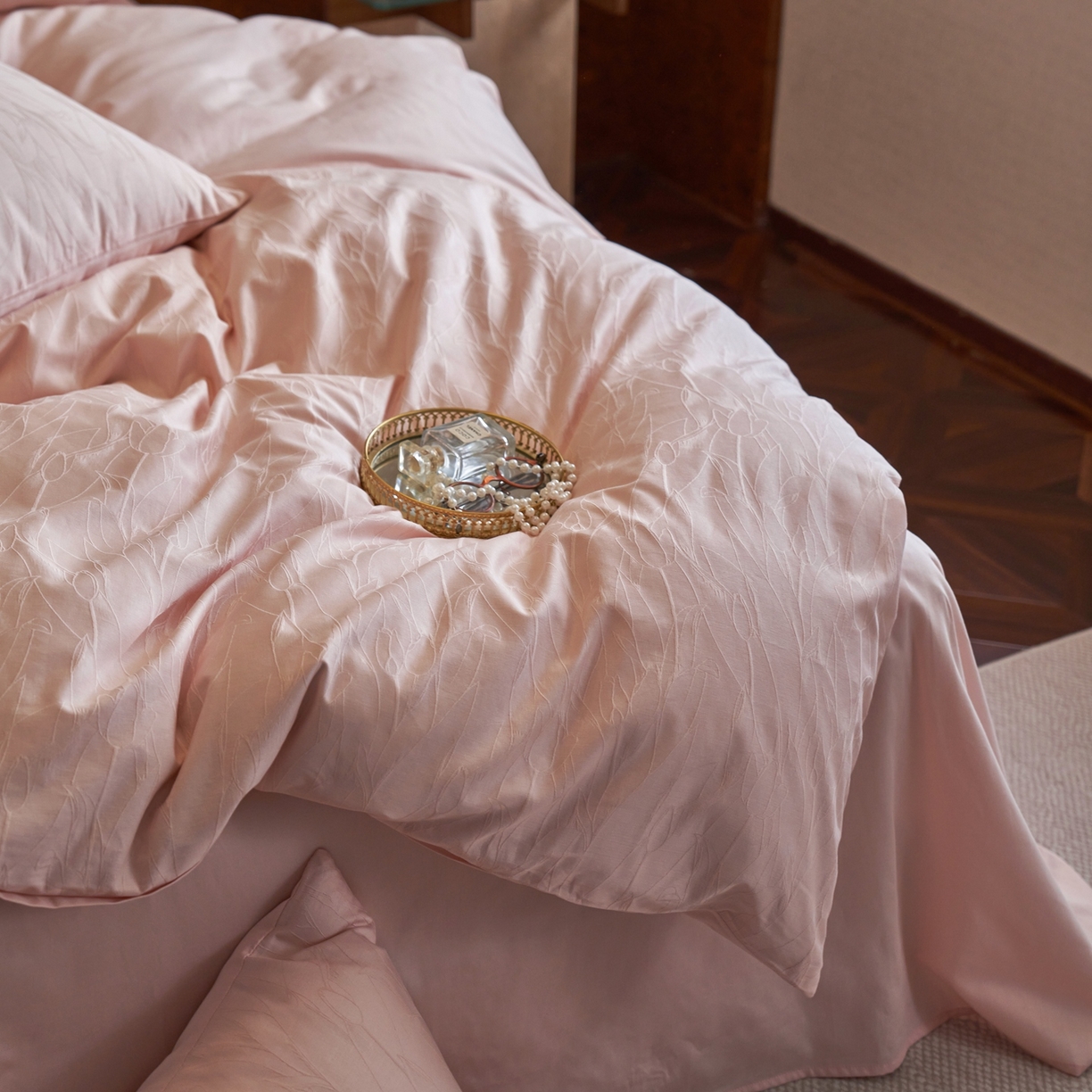 91家纺网 家纺一手货源 找家纺 亿梵家居 2026新款100支长绒棉纯棉厚织大提花四件套 芊芊花语-海棠粉