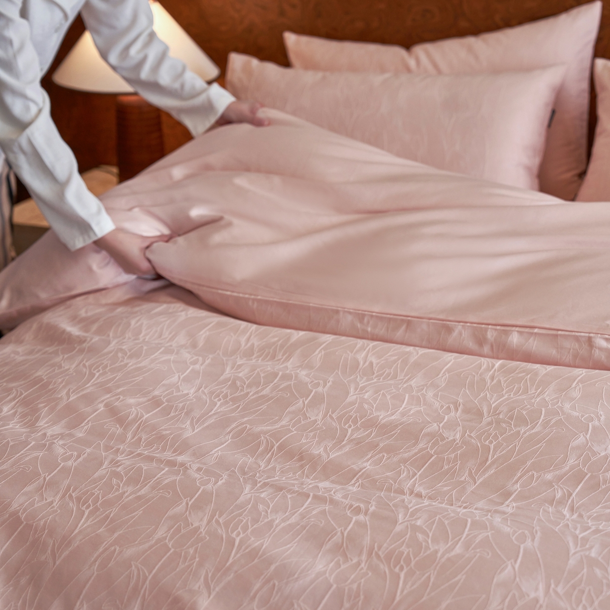 91家纺网 家纺一手货源 找家纺 亿梵家居 2026新款100支长绒棉纯棉厚织大提花四件套 芊芊花语-海棠粉