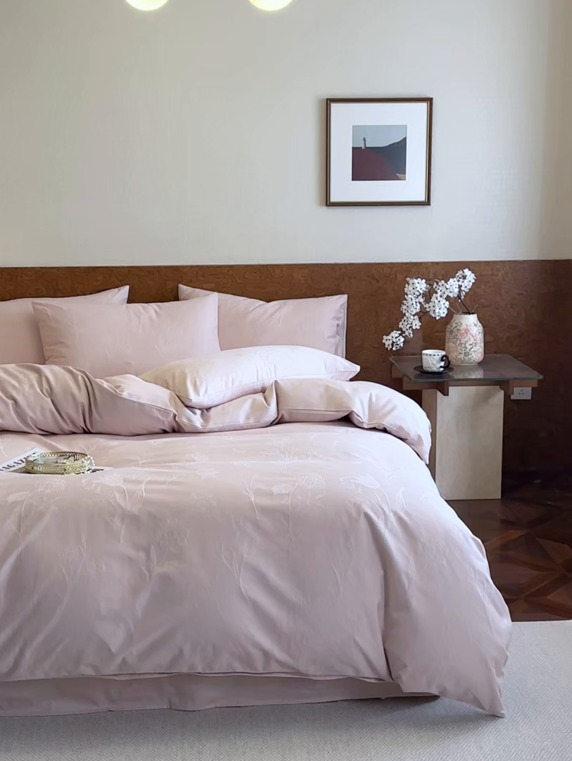 91家纺网 家纺一手货源 找家纺 亿梵家居 2026新款100支长绒棉纯棉厚织大提花四件套 雅芙-浅粉玉