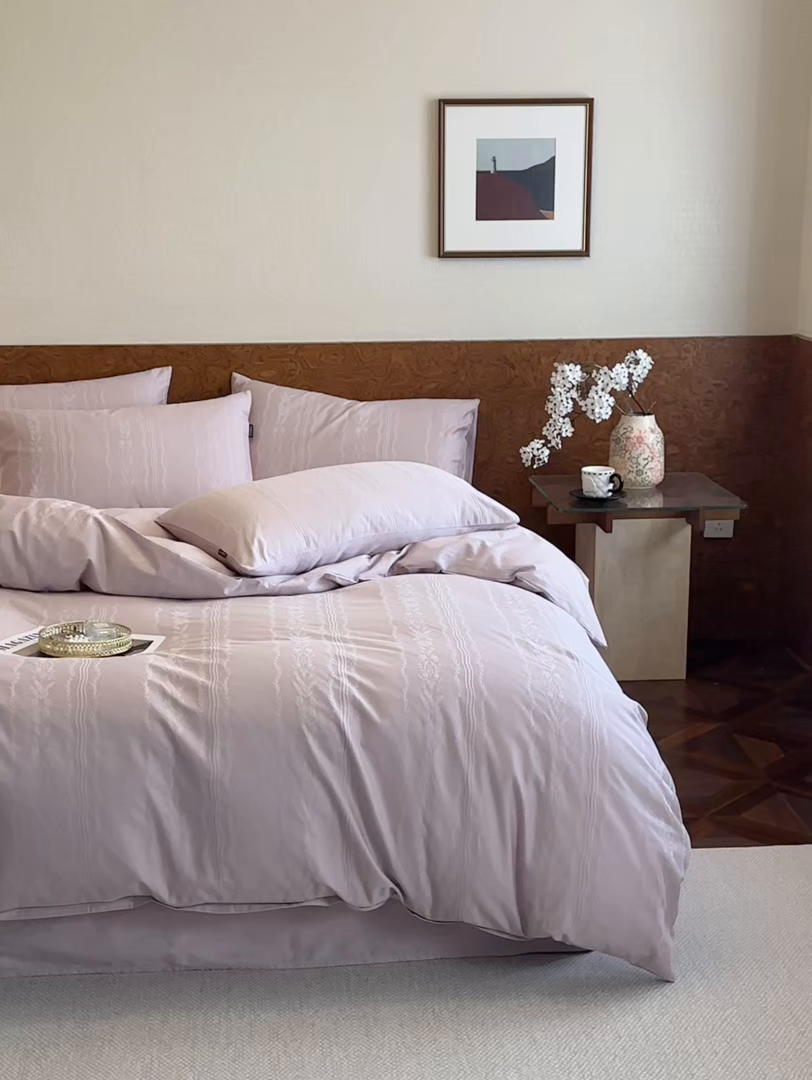 91家纺网 家纺一手货源 找家纺 亿梵家居 2026新款100支长绒棉纯棉厚织大提花四件套 秘境-淡云紫