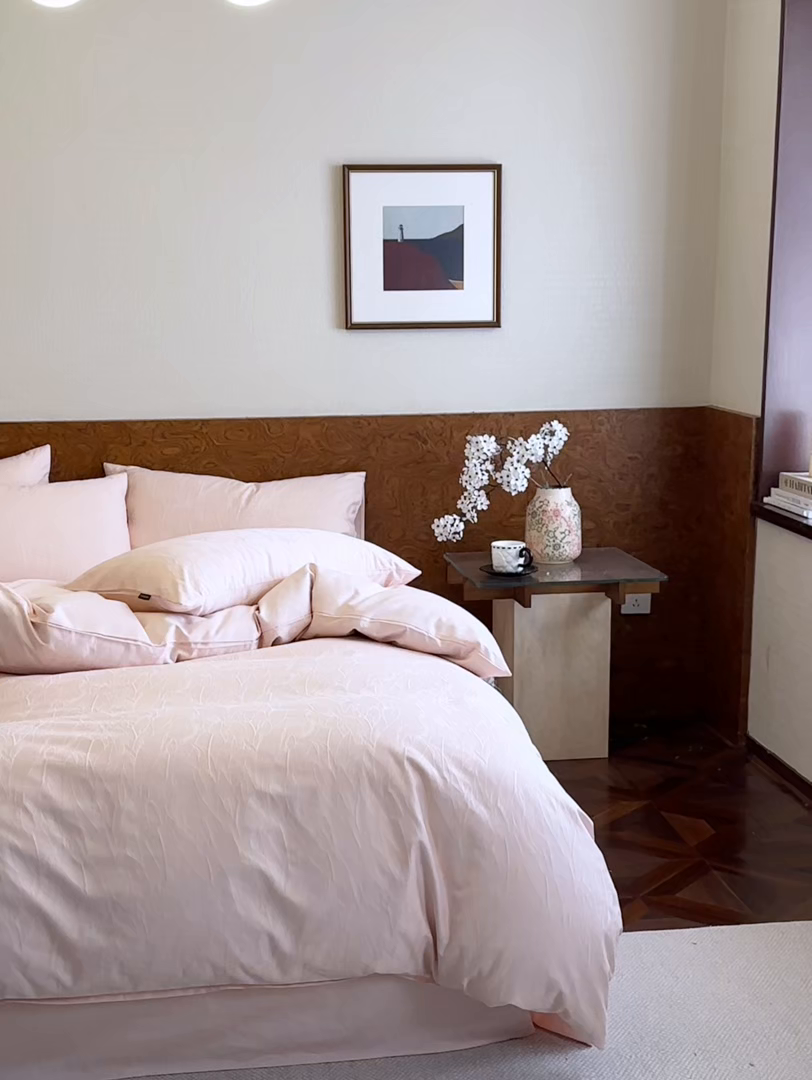 91家纺网 家纺一手货源 找家纺 亿梵家居 2026新款100支长绒棉纯棉厚织大提花四件套 芊芊花语-海棠粉